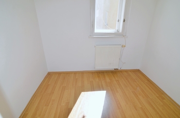 pracovna s oknem 4,8 m2 - Pronájem bytu 3+1 v osobním vlastnictví 78 m², Praha 8 - Libeň