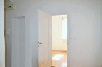 pohled z haly do pracovny - Pronájem bytu 3+1 v osobním vlastnictví 78 m², Praha 8 - Libeň
