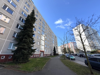 pohled na dům - Pronájem bytu 1+1 v osobním vlastnictví 39 m², Plzeň