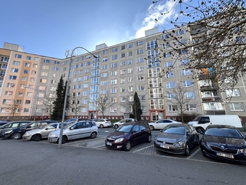 pohled na dům - Pronájem bytu 1+1 v osobním vlastnictví 39 m², Plzeň