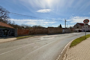 pohled ze silnice - Prodej pozemku 761 m², Veleň