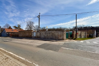 pohled ze silnice - Prodej pozemku 761 m², Veleň