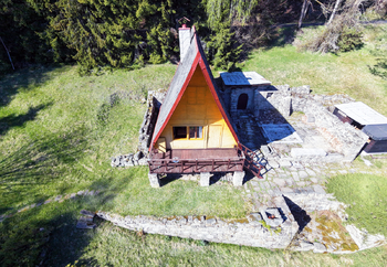 Pohled na chatu z dronu - Prodej chaty / chalupy 54 m², Nejdek
