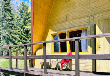 Pohled na terasu z venku - Prodej chaty / chalupy 54 m², Nejdek