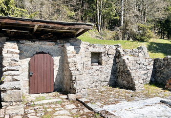 Pohled na původní základy a kamenné zdi - Prodej chaty / chalupy 54 m², Nejdek