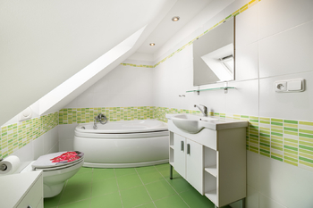 Koupelna s rohovou vanou v podkroví - Prodej domu 127 m², Mnichovo Hradiště