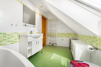 Koupelna v podkroví - Prodej domu 127 m², Mnichovo Hradiště
