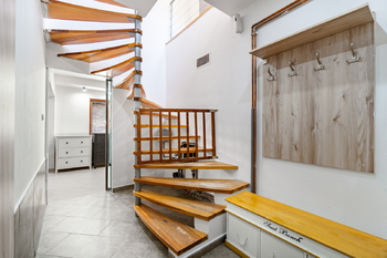Vstupní chodba a schodiště - Prodej domu 127 m², Mnichovo Hradiště