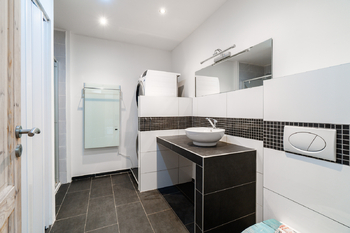Koupelna se sprchovým koutem v přízemí - Prodej domu 127 m², Mnichovo Hradiště