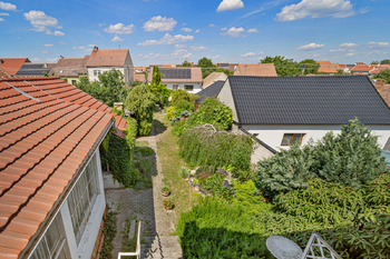 Pohled na zahradu - Prodej domu 135 m², Kostice