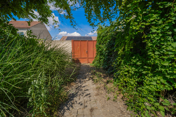 Zadní vjezd na pozemek - Prodej domu 135 m², Kostice