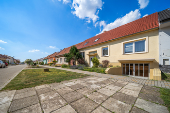 Pohled na ulici - Prodej domu 135 m², Kostice