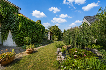 Pohled na zahradu s jezírkem - Prodej domu 135 m², Kostice