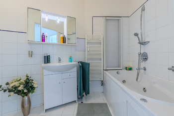 Koupelna s vanou - Prodej bytu 3+kk v osobním vlastnictví 88 m², Praha 1 - Nové Město