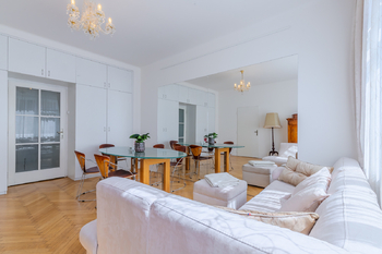 Obývací pokoj s úložným prostorem - Prodej bytu 3+kk v osobním vlastnictví 88 m², Praha 1 - Nové Město