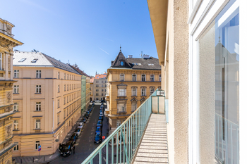 Vstup na balkon z obývacího pokoje - Prodej bytu 3+kk v osobním vlastnictví 88 m², Praha 1 - Nové Město