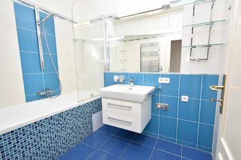 Koupelna.  - Pronájem bytu 2+kk v osobním vlastnictví 52 m², Praha 5 - Košíře