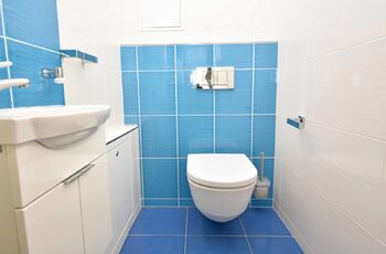 Samostatná toaleta.  - Pronájem bytu 2+kk v osobním vlastnictví 52 m², Praha 5 - Košíře