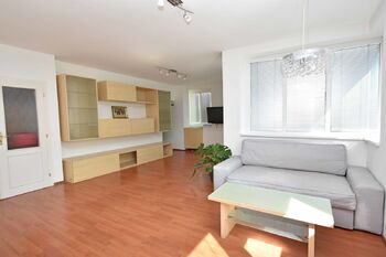 Obývací pokoj s jídelnou a kuchyňským koutem.  - Pronájem bytu 2+kk v osobním vlastnictví 52 m², Praha 5 - Košíře