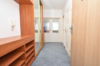 Vstupní chodba.  - Pronájem bytu 2+kk v osobním vlastnictví 52 m², Praha 5 - Košíře