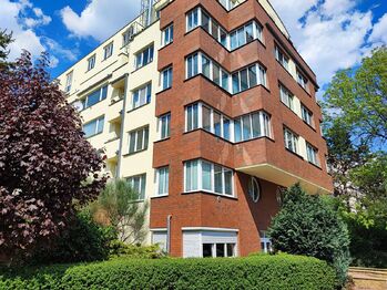 Pohled na dům z ulice.  - Pronájem bytu 2+kk v osobním vlastnictví 52 m², Praha 5 - Košíře