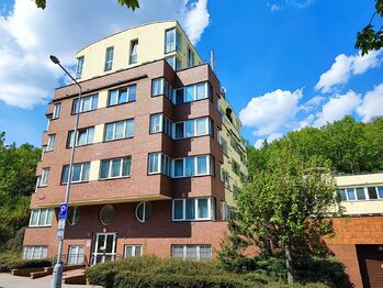 Pohled na dům z ulice.  - Pronájem bytu 2+kk v osobním vlastnictví 52 m², Praha 5 - Košíře
