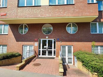 Pohled na dům z ulice.  - Pronájem bytu 2+kk v osobním vlastnictví 52 m², Praha 5 - Košíře