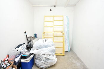 Zděný sklep v domě je součástí pronájmu.  - Pronájem bytu 2+kk v osobním vlastnictví 52 m², Praha 5 - Košíře