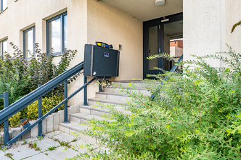 bezbariérový vstup do domu - Prodej bytu 3+kk v osobním vlastnictví 80 m², Horoměřice