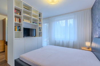 ložnice balkonem - Prodej bytu 3+kk v osobním vlastnictví 110 m², Praha 4 - Kunratice