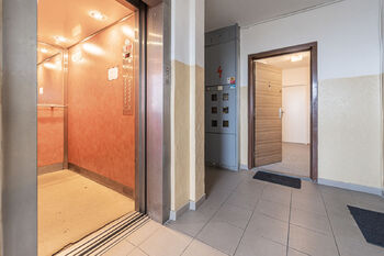 výtah hlavní vchod do bytu - Pronájem bytu 2+kk v družstevním vlastnictví 43 m², Praha 4 - Chodov