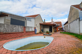 dvůr s bazénem (nepoužívá se) - Prodej domu 213 m², Velké Bílovice