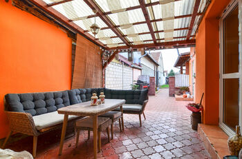 posezení na dvorku - Prodej domu 213 m², Velké Bílovice