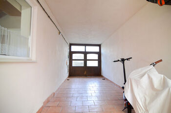 vjezd = garáž - Prodej domu 213 m², Velké Bílovice