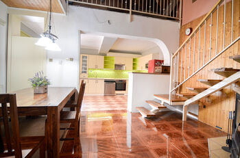 pohled z jídelny do kuchyně - Prodej domu 213 m², Velké Bílovice