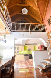 pohled z jídelny do obývacího pokoje - Prodej domu 213 m², Velké Bílovice