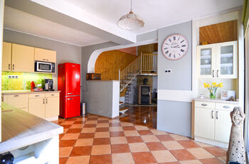 pohled na centrální schody z kuchyně - Prodej domu 213 m², Velké Bílovice