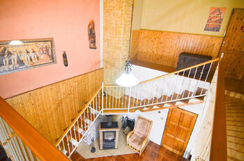 pohled z obývacího pokoje dolů do jídelny - Prodej domu 213 m², Velké Bílovice