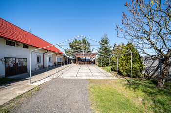 Pohled na posezení - Prodej domu 152 m², Žatec