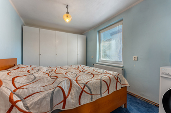ložnice 2.NP - Prodej domu 147 m², Hudlice