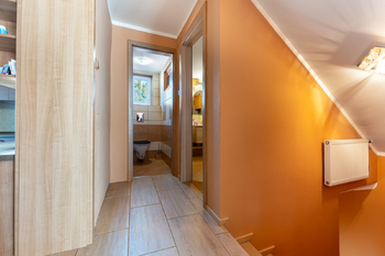 chodba + toaleta 2.NP - Prodej domu 147 m², Hudlice