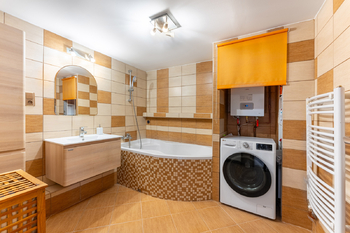 koupelna 2.NP - Prodej domu 147 m², Hudlice