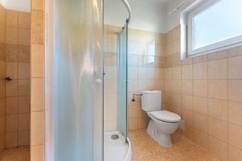 koupelna s toaletou 1.NP - Prodej domu 147 m², Hudlice