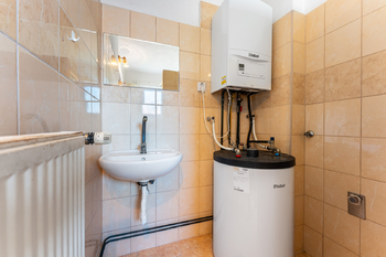 koupelna s toaletou 1.NP - Prodej domu 147 m², Hudlice