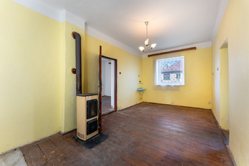 obyvací pokoj s jídelnou a kuchyní 1.NP - Prodej domu 147 m², Hudlice