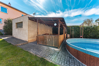 garáž/pergola - Prodej domu 147 m², Hudlice