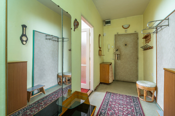 chodba aktuální stav - Prodej bytu 2+1 v osobním vlastnictví 69 m², Praha 10 - Strašnice