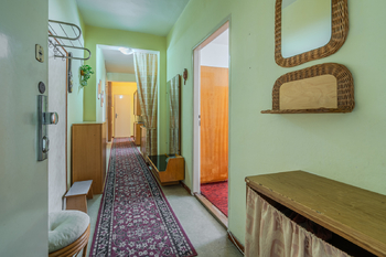 chodba aktuální stav - Prodej bytu 2+1 v osobním vlastnictví 69 m², Praha 10 - Strašnice