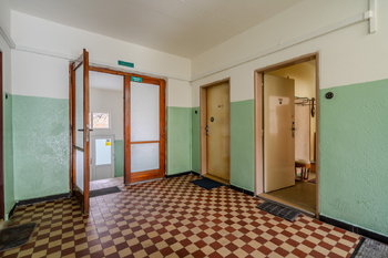 přízemí bytového domu - Prodej bytu 2+1 v osobním vlastnictví 69 m², Praha 10 - Strašnice