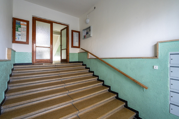 vstup do bytového domu - Prodej bytu 2+1 v osobním vlastnictví 69 m², Praha 10 - Strašnice